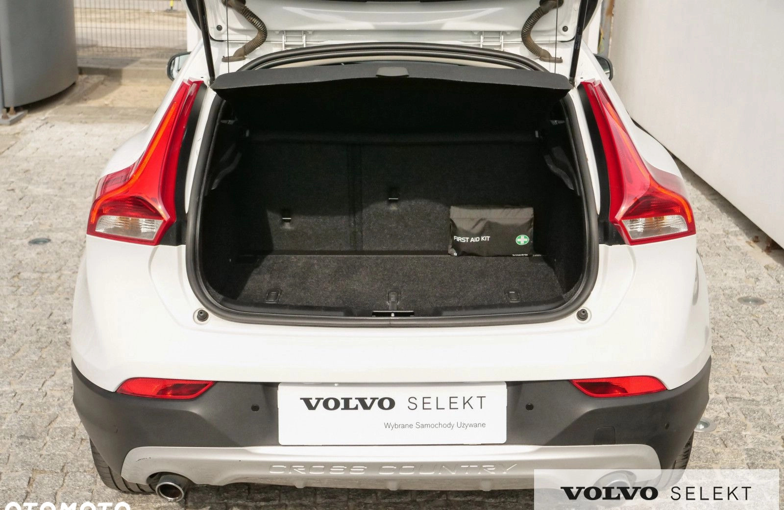 Volvo V40 cena 87900 przebieg: 92080, rok produkcji 2019 z Serock małe 562